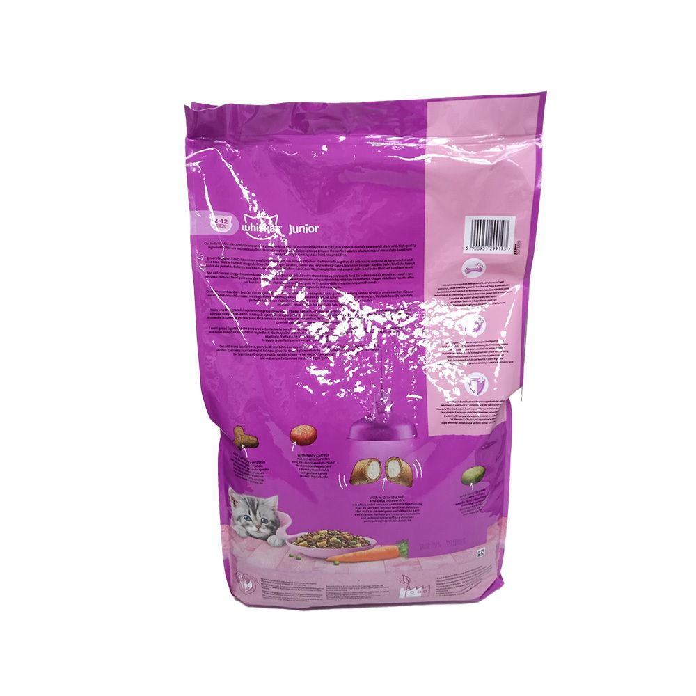 Achterkant van de Whiskas Junior droogvoerverpakking. Tekst en afbeeldingen van ingrediënten.