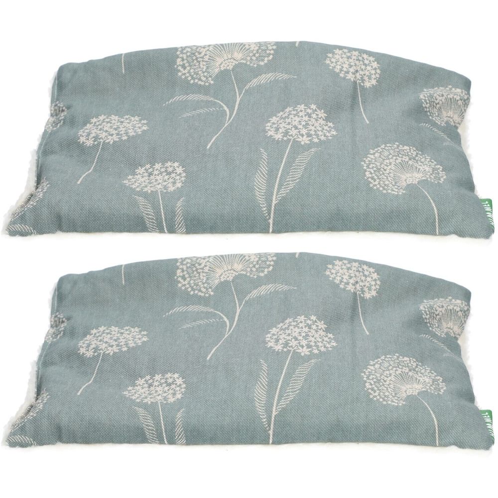 Deux coussins aux noyaux de cerises avec motif floral. Tissu bleu clair avec fleurs blanches. Forme rectangulaire aux coins arrondis. Franges aux extrémités.