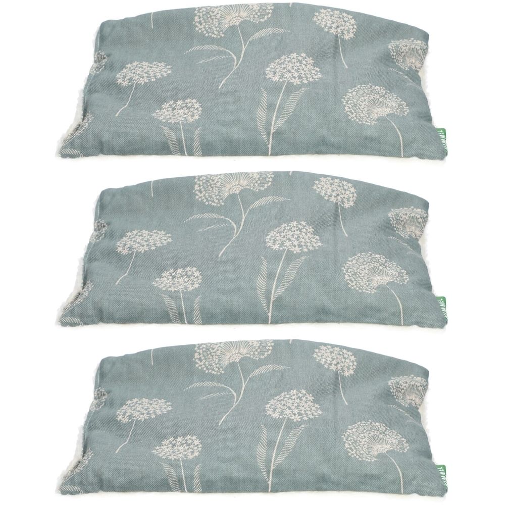 Trois coussins oblongs à motifs floraux. Tissu bleu clair avec fleurs blanches. Franges aux extrémités. Petite étiquette verte.
