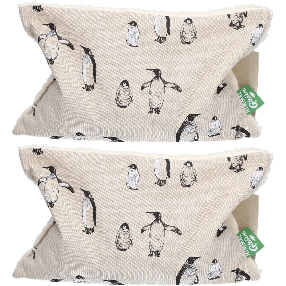 Deux coussins aux noyaux de cerises avec motif pingouin. Tissu beige avec illustrations de pingouins noirs. Étiquette verte avec "HIMMELGRÜN".