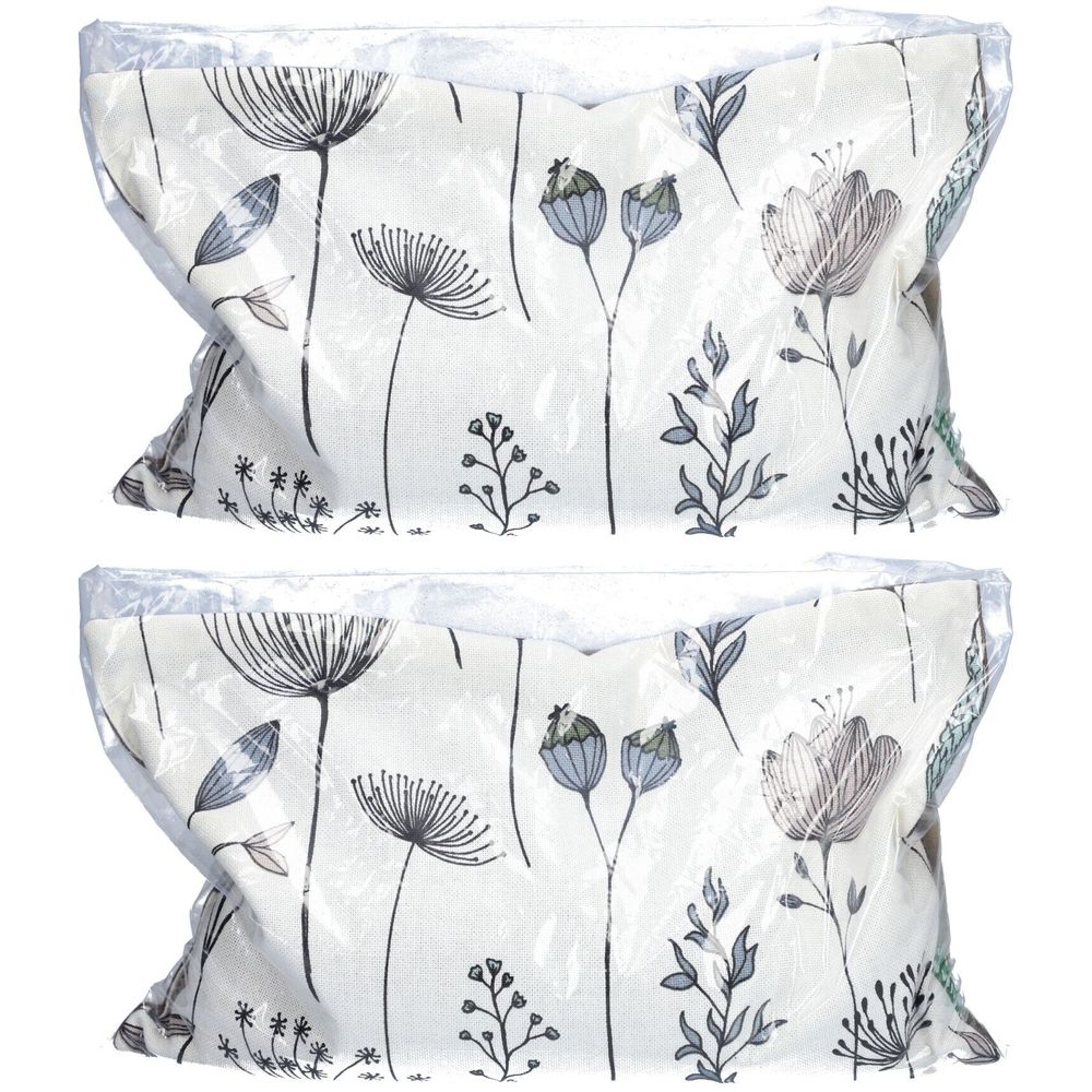Deux coussins floraux dans un emballage plastique. Motif de fleurs grises et bleues sur fond blanc.