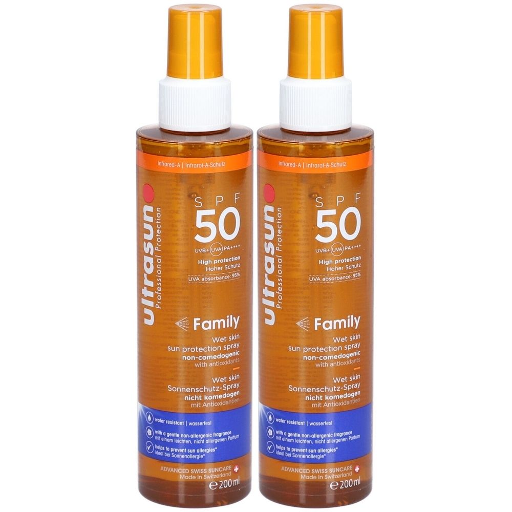 Twee spuitflessen met oranje vloeistof. Opschrift: ultrasun SPF 50 Family. Blauwe en witte etiketten met tekst.