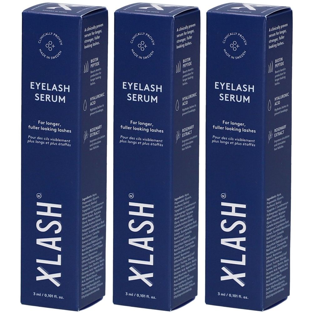 Drie blauwe dozen met "EYELASH SERUM" en "XLASH". Opschrift: Voor langere, vollere wimpers.