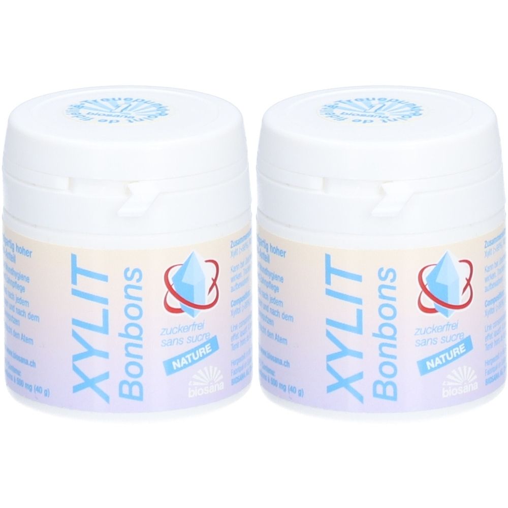 Deux pots blancs avec l'inscription bleue XYLIT Bonbons. Nature. Inscription : sans sucre.