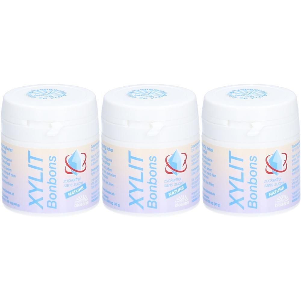 Drie witte potten met blauwe tekst XYLIT Bonbons. Natuur-logo en productinformatie.