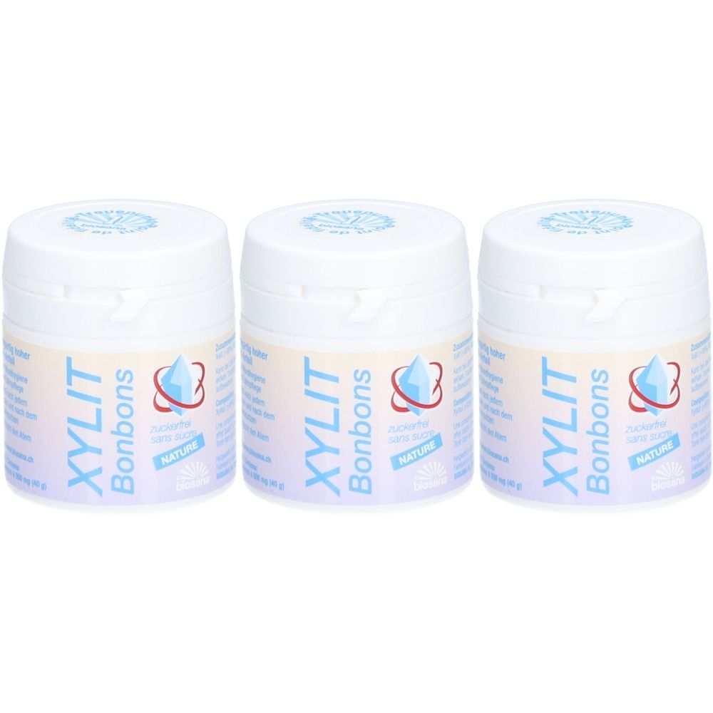 Drie witte potten met blauwe tekst XYLIT Bonbons. Natuur-logo en productinformatie.
