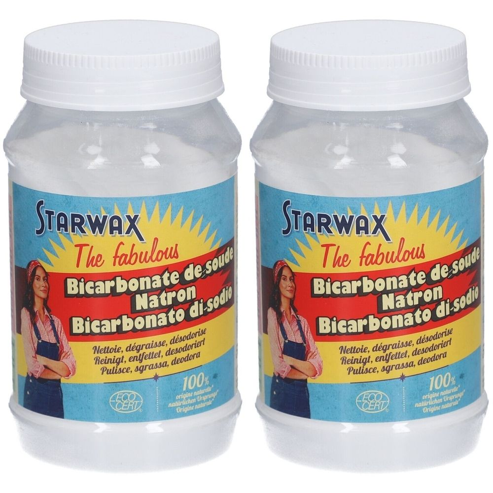 Deux pots en plastique transparent avec couvercles blancs. Étiquettes avec nom du produit et femme. Texte: Bicarbonate de soude, Natron.