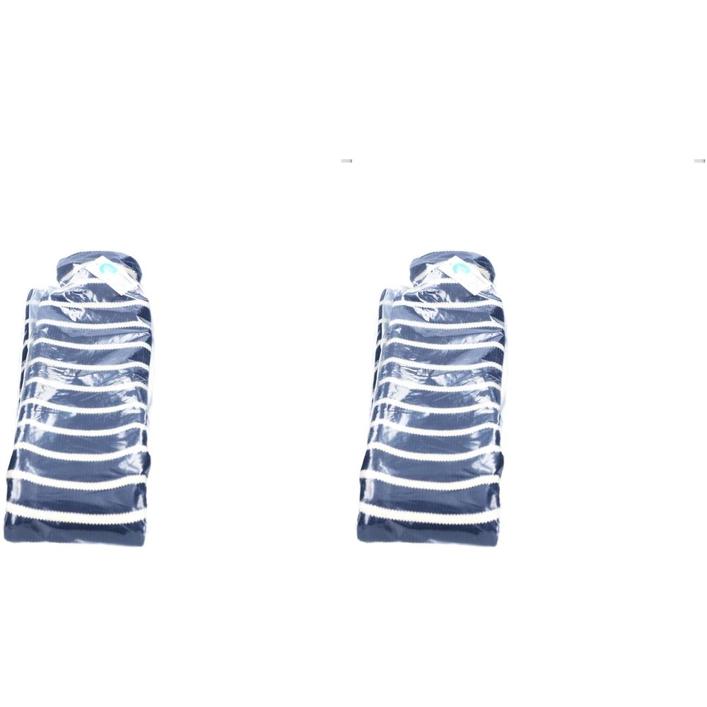 Twee marineblauwe rubberen warmwaterkruiken met witte strepen, verpakt in folie.