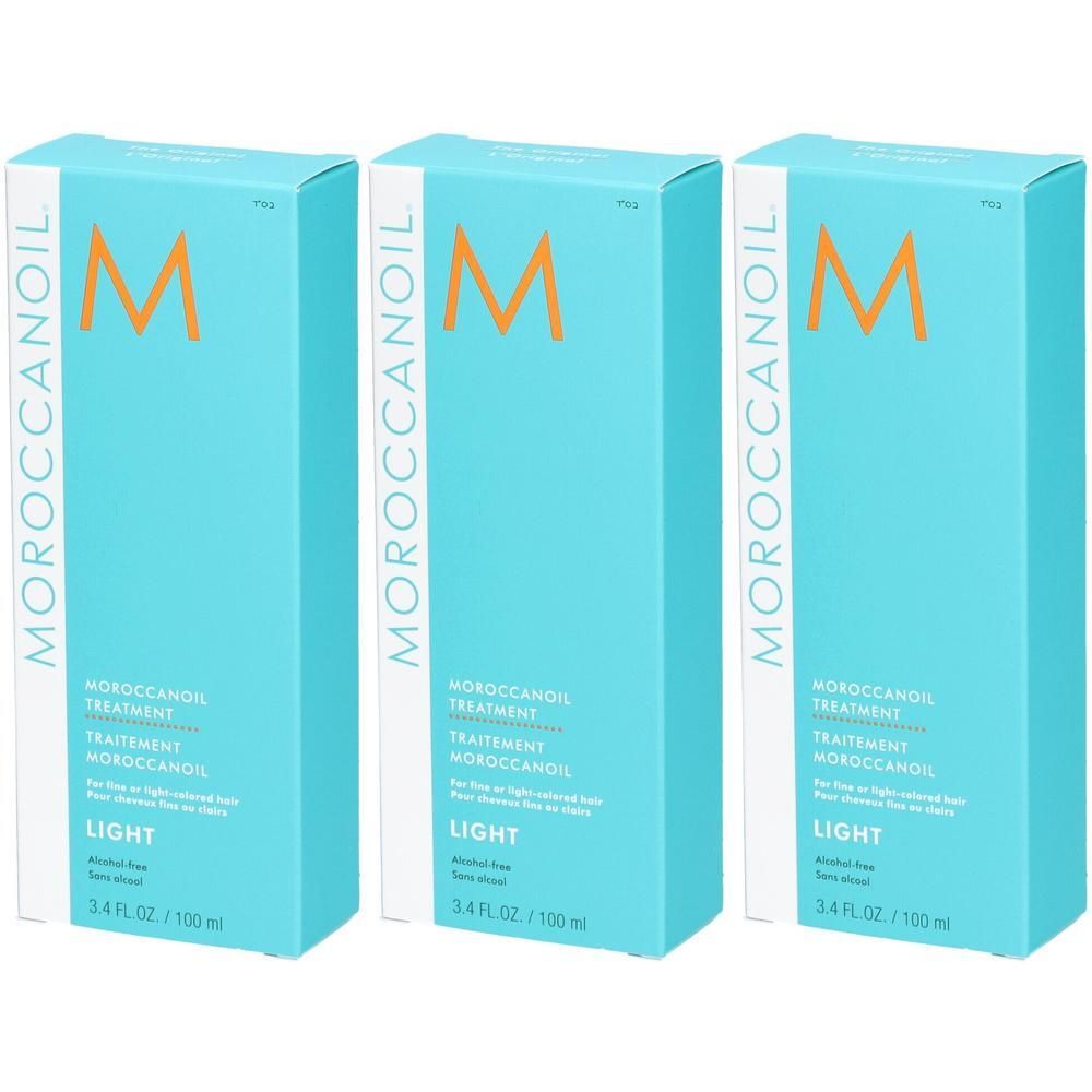 Drie verpakkingen Moroccanoil Treatment Light, lichtblauwe dozen met oranje M-logo.