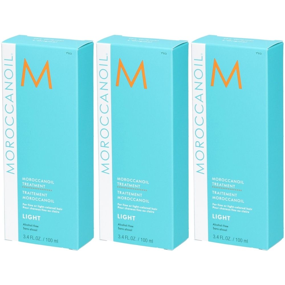 Drie verpakkingen Moroccanoil Treatment Light, lichtblauwe dozen met oranje M-logo.