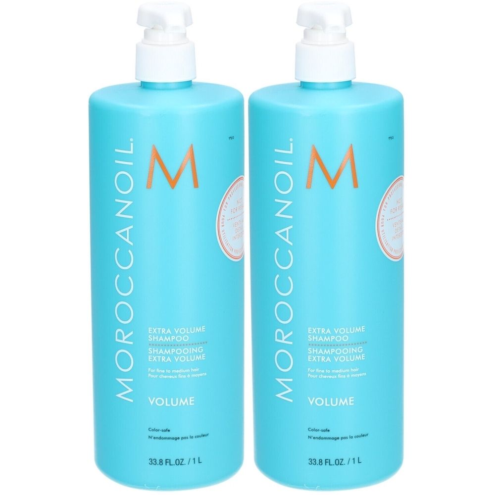 Deux flacons pompe turquoise de Moroccanoil Extra Volume Shampoo.
