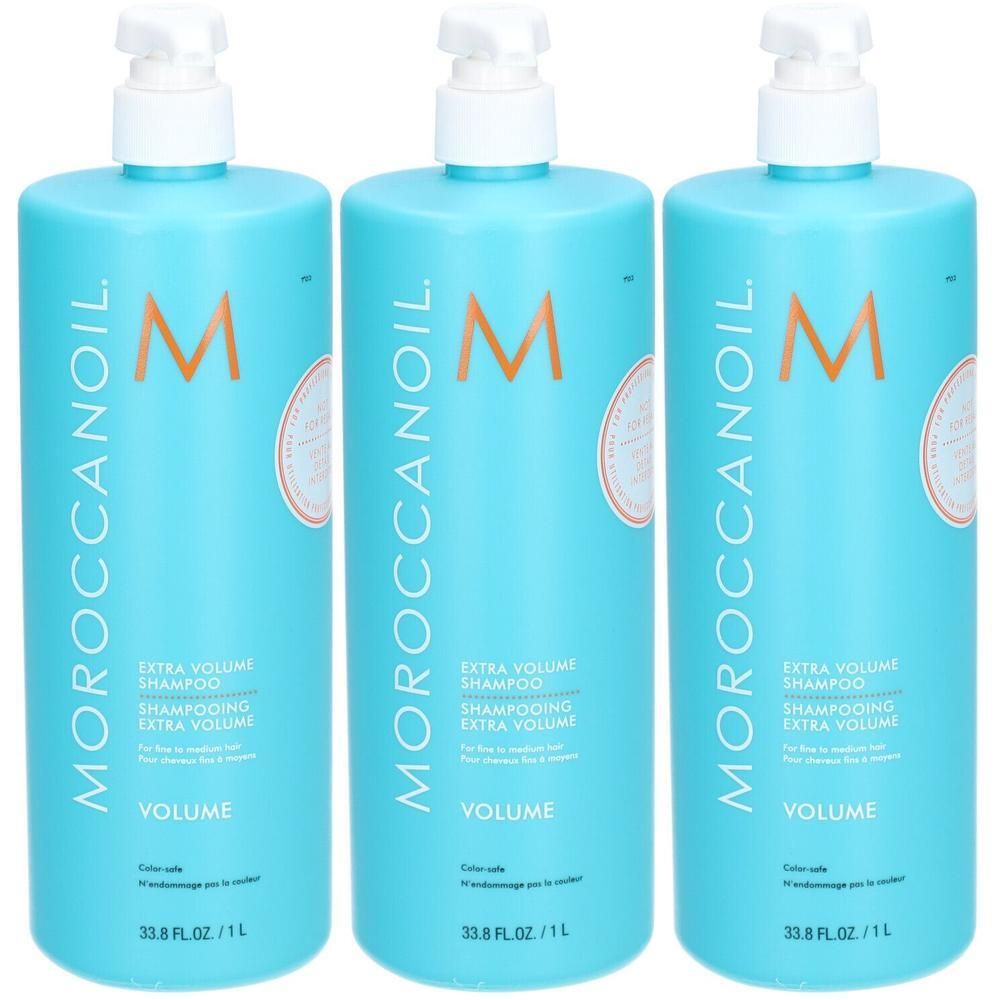 Trois bouteilles bleues Moroccanoil Extra Volume Shampoo avec pompe.