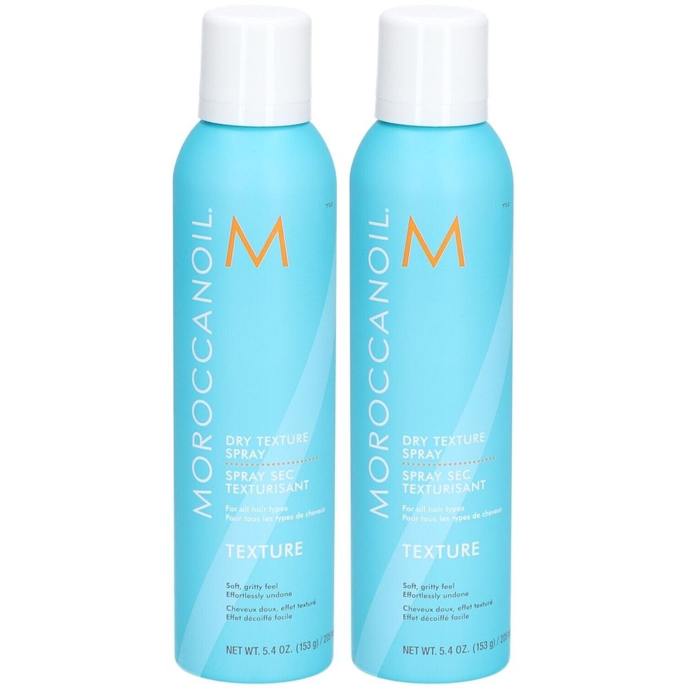 Twee blauwe spuitbussen met witte doppen. Opschrift: Moroccanoil, Dry Texture Spray, Texture. Nettogewicht 5.4 oz (150 g).