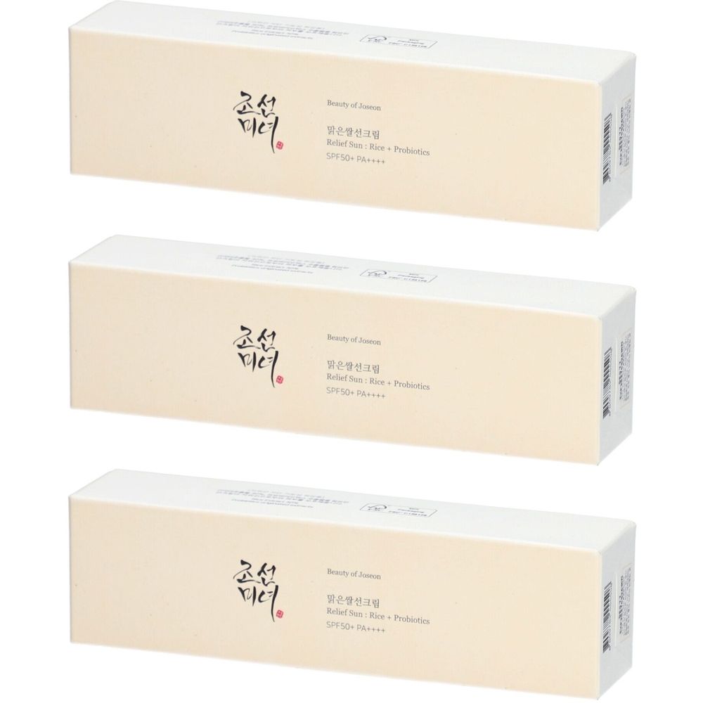 Drie crèmekleurige rechthoekige dozen. Tekens en tekst op de voorkant.