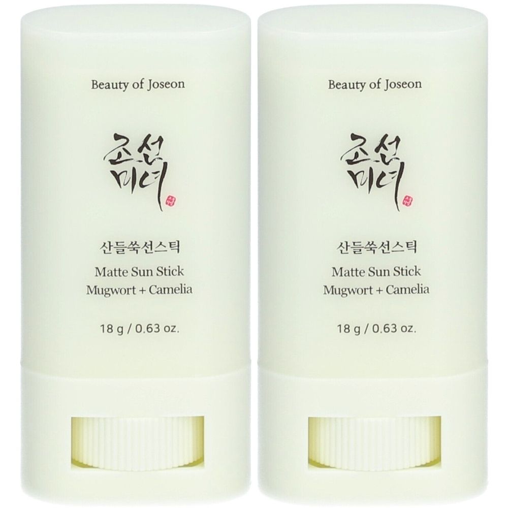 Twee cilindrische sticks. Opschrift: Beauty of Joseon, Matte Sun Stick Mugwort + Camelia, 18 g / 0,63 oz.