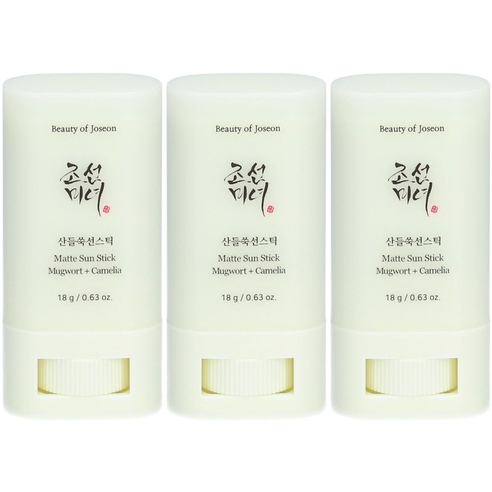 Drie cilindrische sticks. Opschrift: Beauty of Joseon, Koreaanse karakters, Matte Sun Stick Mugwort + Camelia, 18 g / 0,63 oz.