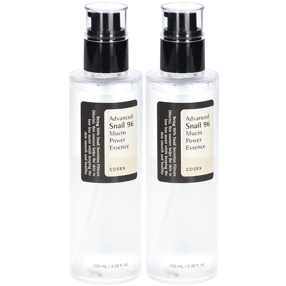 Deux flacons transparents avec pompes noires. Étiquettes avec "Advanced Snail 96 Mucin Power Essence" et "COSRX".