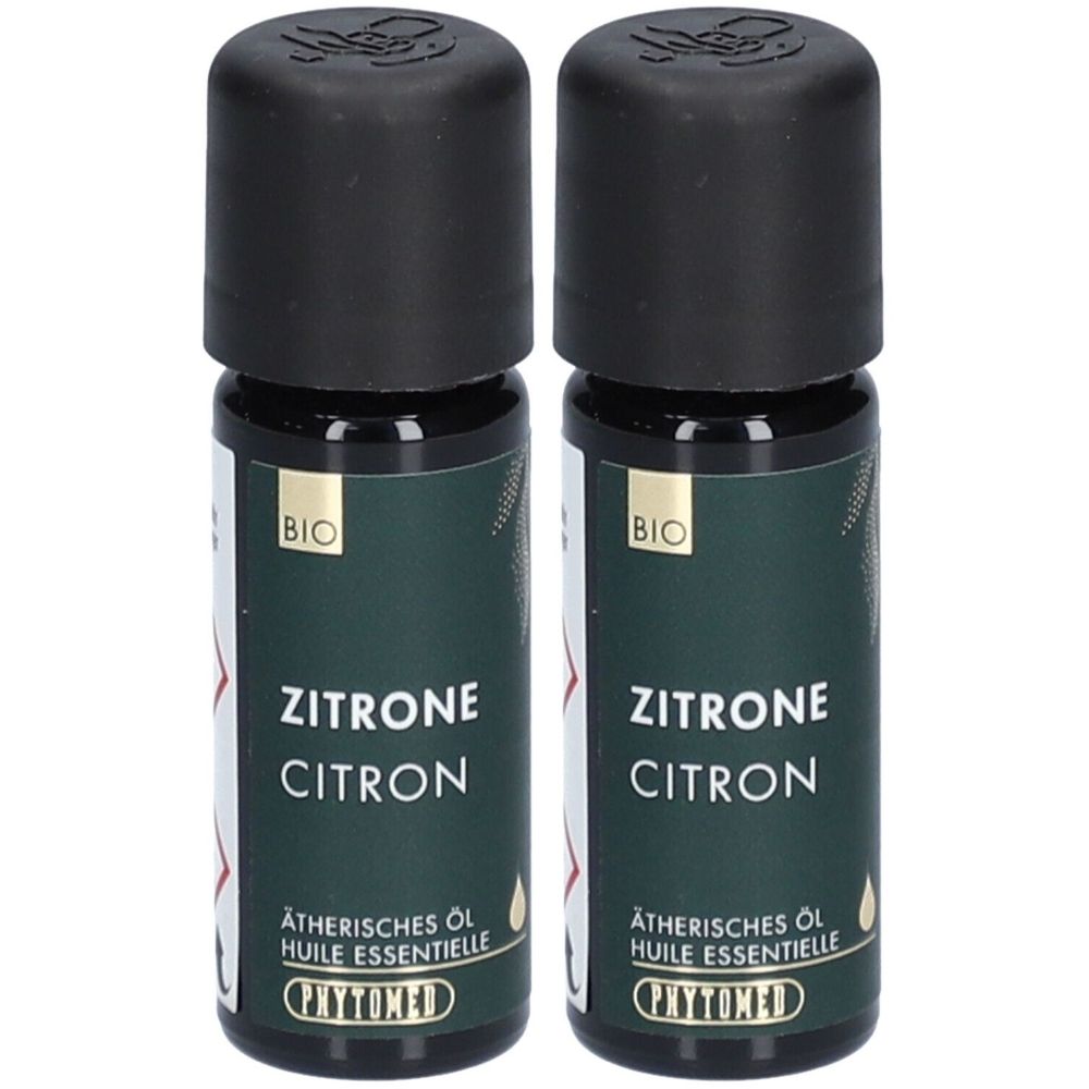 Twee flesjes essentiële citroenolie met zwarte doppen. Opschrift: Citroen, Citron, Essentiële olie, BIO-label, PHYTOMED.