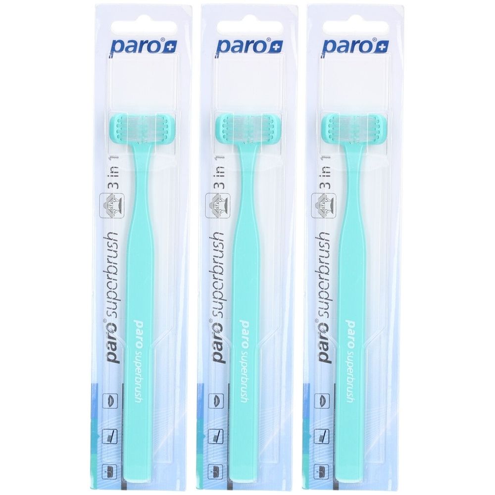Drie tandenborstels in verpakking. Lichtgroene borstels met drie koppen. Merk: paro superbrush.