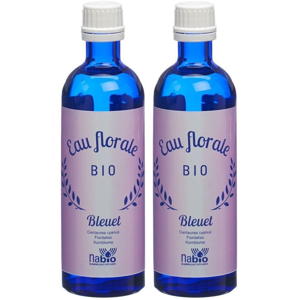 Twee blauwe glazen flessen met witte doppen. Labels met "Eau florale BIO Bleuet" en "nabio" logo.