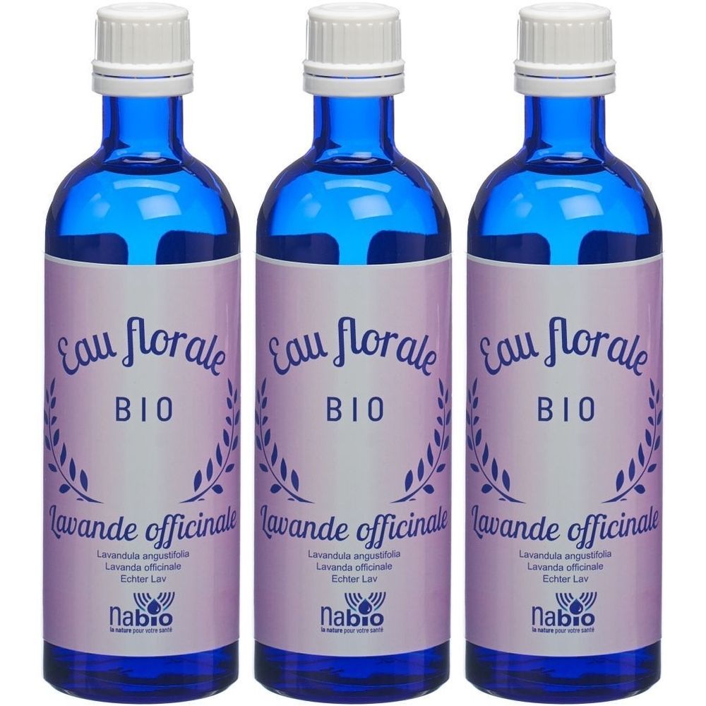 Trois flacons bleus en verre avec bouchons blancs. Étiquettes "Eau florale BIO" et "Lavande officinale". Marque : Nabio.