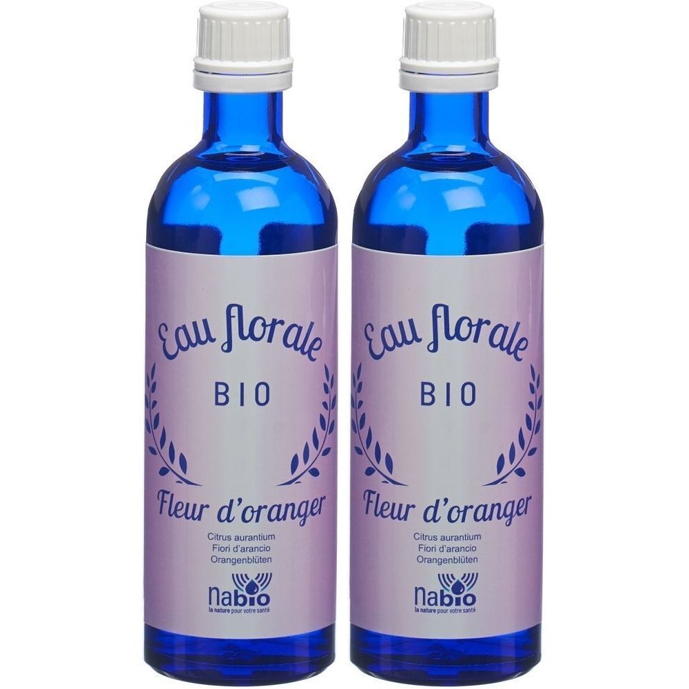 Twee blauwe glazen flessen met witte dop. Opschrift: Eau florale BIO, Fleur d'oranger. Merk: Nabio.