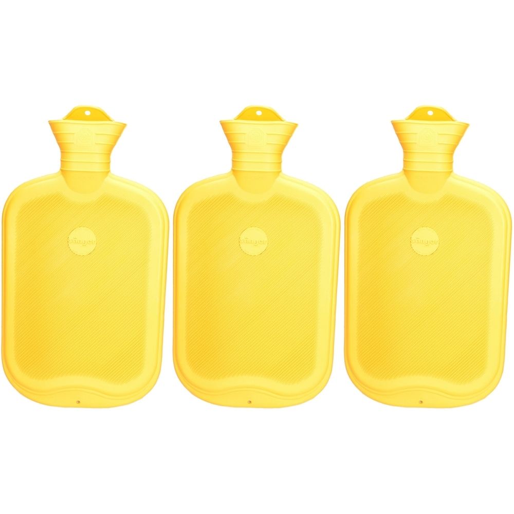 Drie gele rubberen warmwaterkruiken. Elk heeft een ronde dop en een rechthoekig ontwerp. Het logo is zichtbaar.