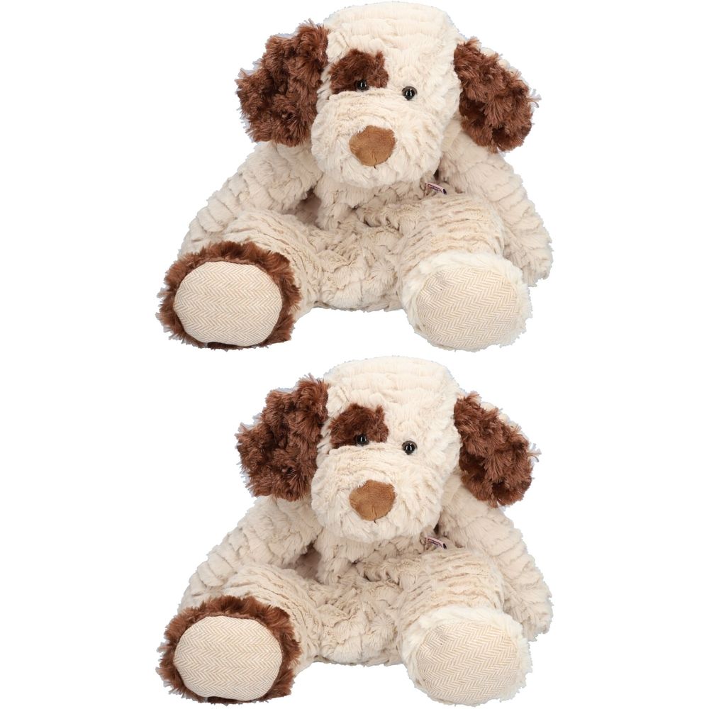 Twee pluchen honden, crèmekleurig met bruine oren en vlekken. Ze zitten en kijken naar voren.