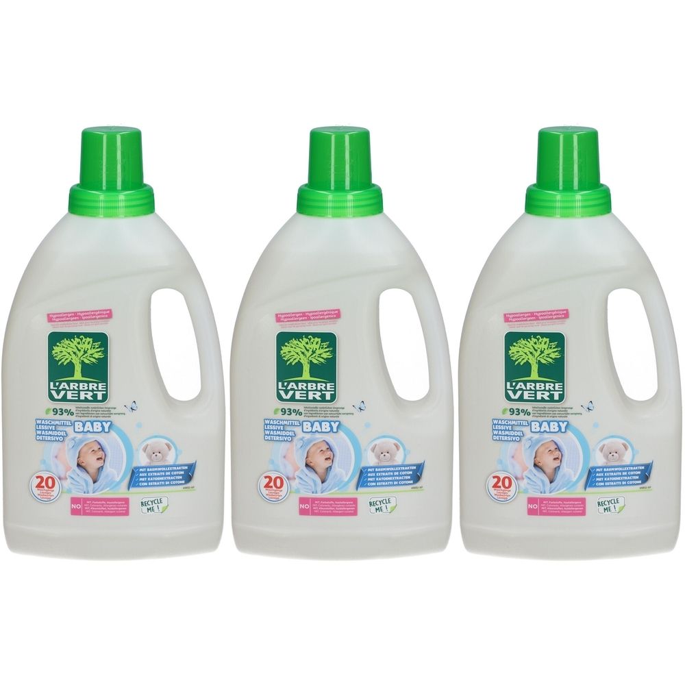 Drie flessen L'ARBRE VERT babywasmiddel. Witte flessen met groene dop. Bedrukking met baby-motief en logo.