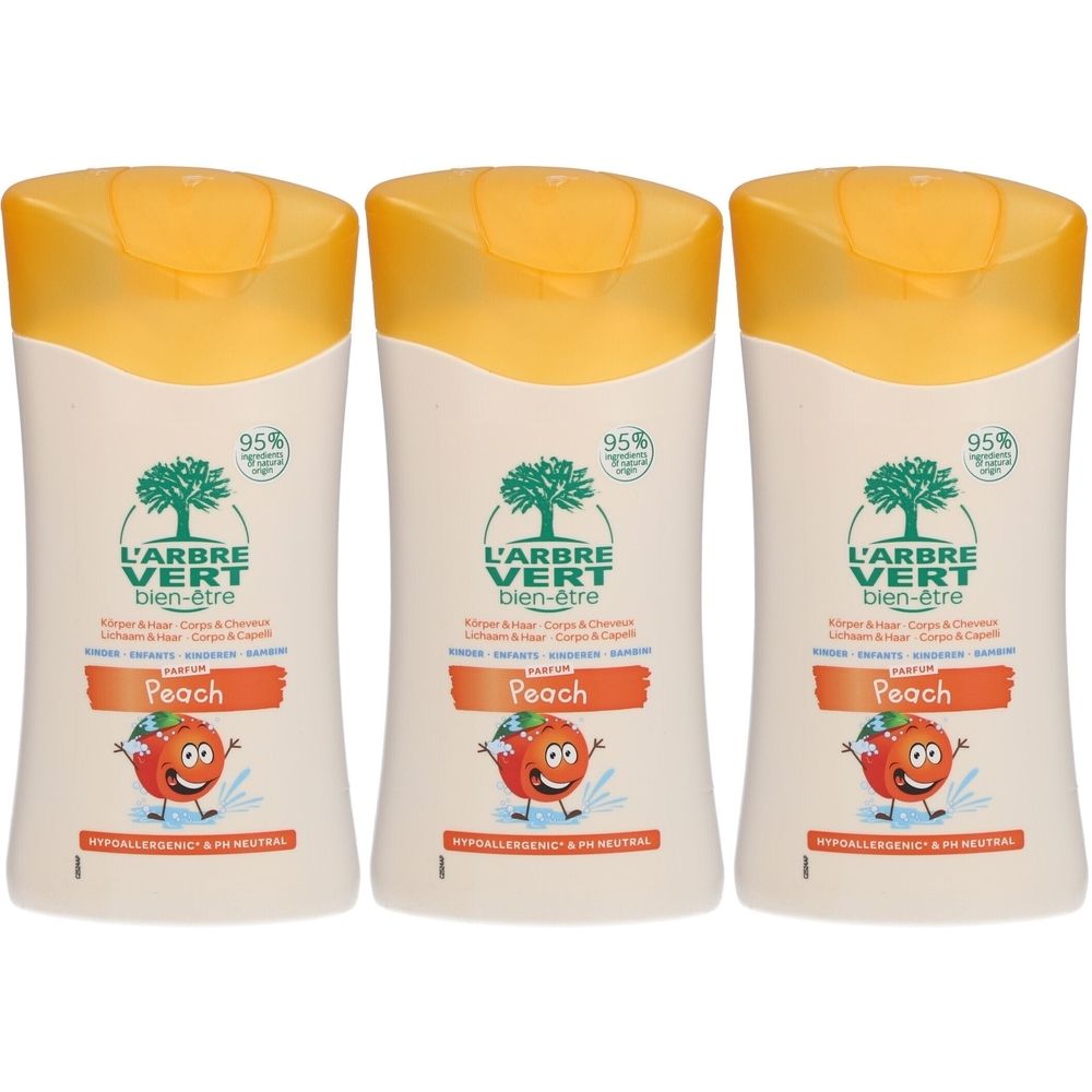 Trois flacons de shampooing et douche L'ARBRE VERT bien-être pour enfants, parfum pêche. Flacons blancs avec bouchons jaunes. Logo et illustration de pêche.