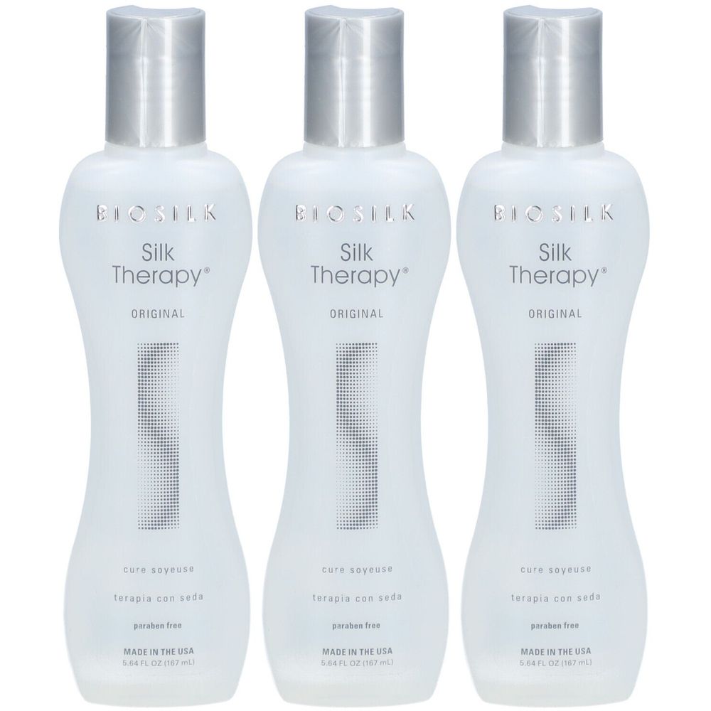 Drie flessen BioSilk Silk Therapy. Witte flessen met zilveren doppen. Opschrift: Silk Therapy, Original, pure soie/terapia con seda, parabenenvrij.