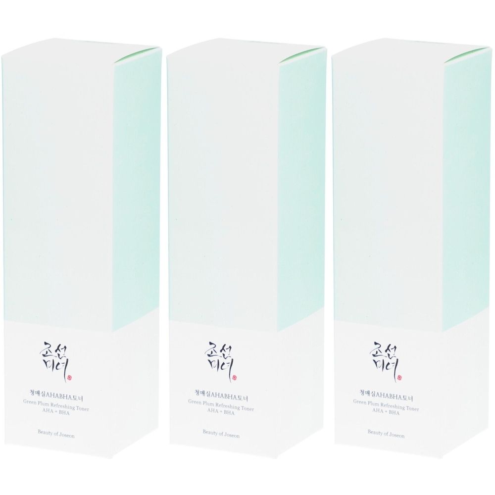 Trois boîtes blanches avec des couvercles vert clair. Caractères et informations sur le produit imprimés sur le devant.