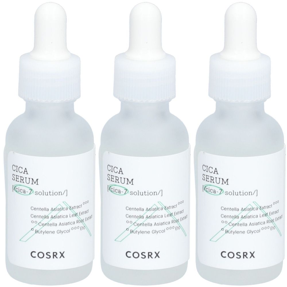 Trois flacons de sérum Cica COSRX avec pipettes. Les étiquettes indiquent "CICA SERUM" et les ingrédients. Le nom de la marque COSRX est visible.