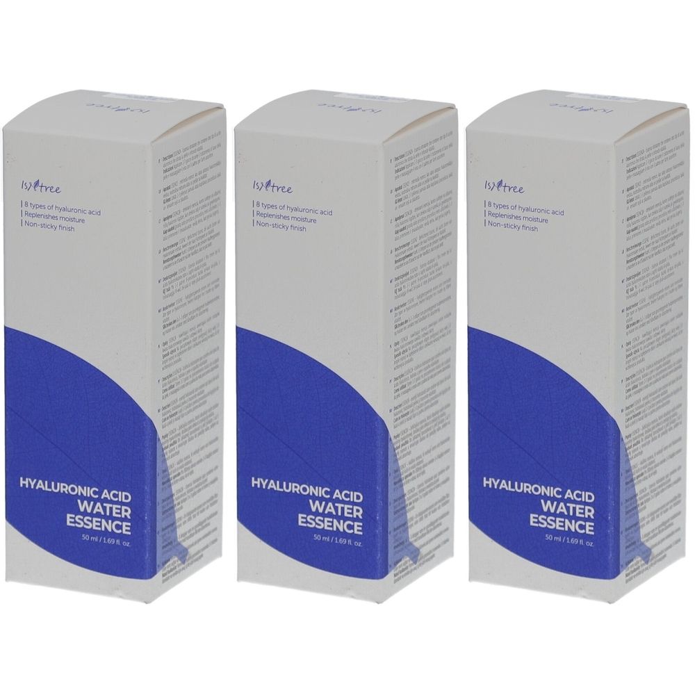Drie rechthoekige dozen met blauwe accenten. Opschrift: HYALURONIC ACID WATER ESSENCE. Merk: Isntree.