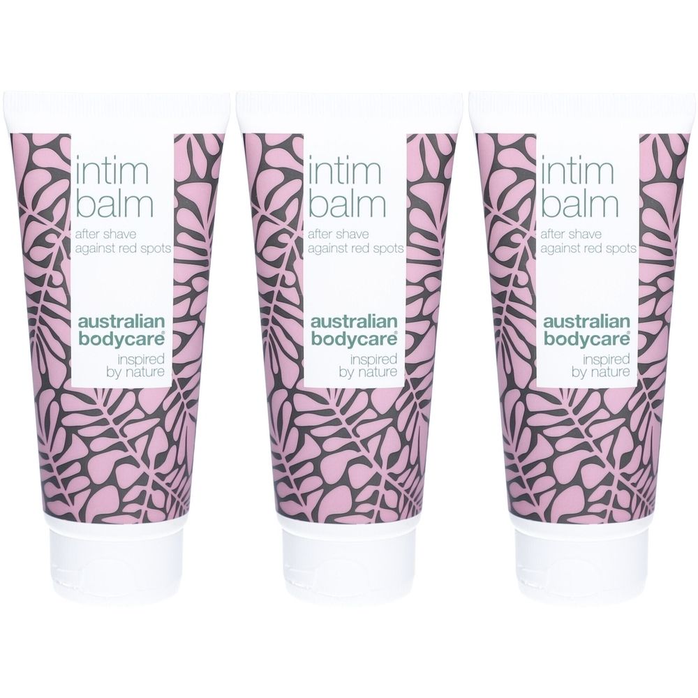Trois tubes de baume intime. Motif rose et gris, bouchon blanc. Inscription : Intim balm, after shave, australian bodycare.