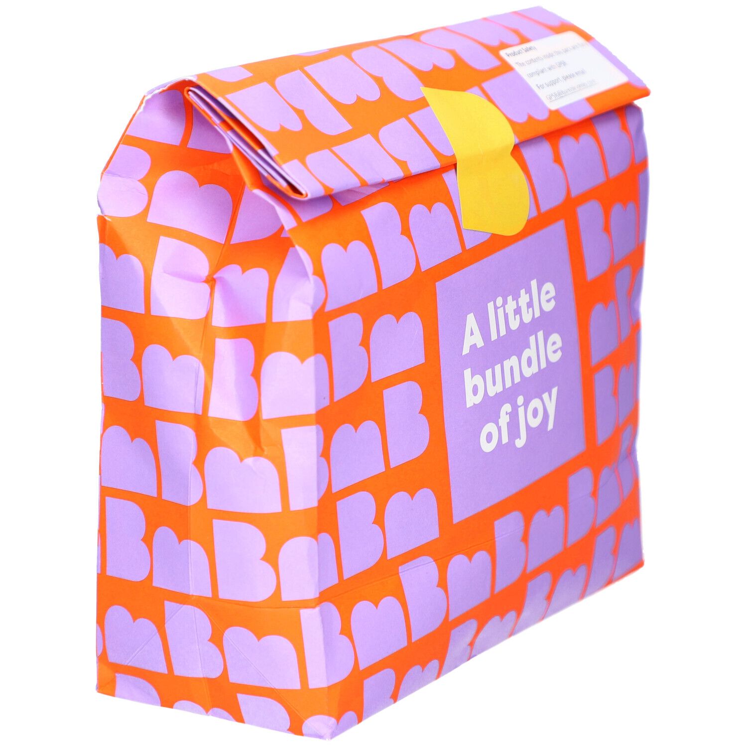 Verpakking met oranje patroon en paarse letters. Tekst: A little bundle of joy. Gele sluiting.