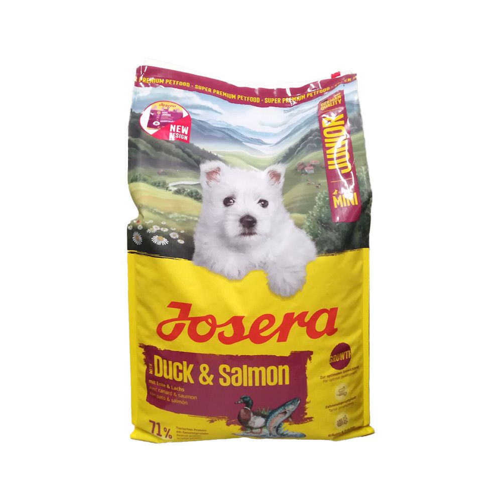 Achterkant van een Josera Duck & Salmon hondenvoerzak met voedingsinformatie.