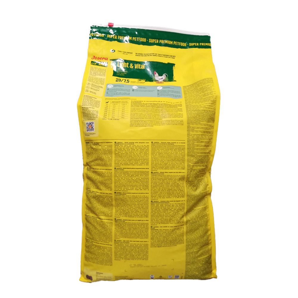 Achterkant van een Josera Light & Vital hondenvoer verpakking met voedingswaarden en voedingstabel.