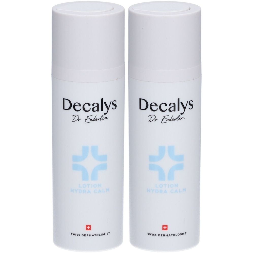 Twee witte lotionflessen met blauwe afbeelding en tekst. Opschrift: Decalys, Dr. Enderlin, Lotion Hydra Calm, Swiss Dermatologist.