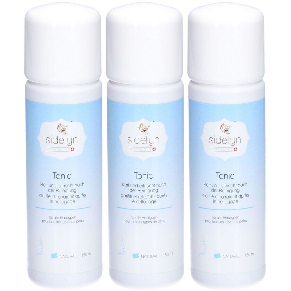 Drie flessen Sidefyn Tonic. Witte doppen, lichtblauwe etiketten met logo en tekst. Zwitsers kruis.