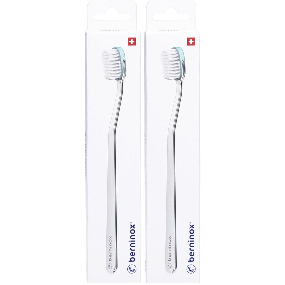 Twee tandenborstels in verpakking. Ijsgroene borstelharen, witte steel, Zwitsers kruis. Merk: berninox.