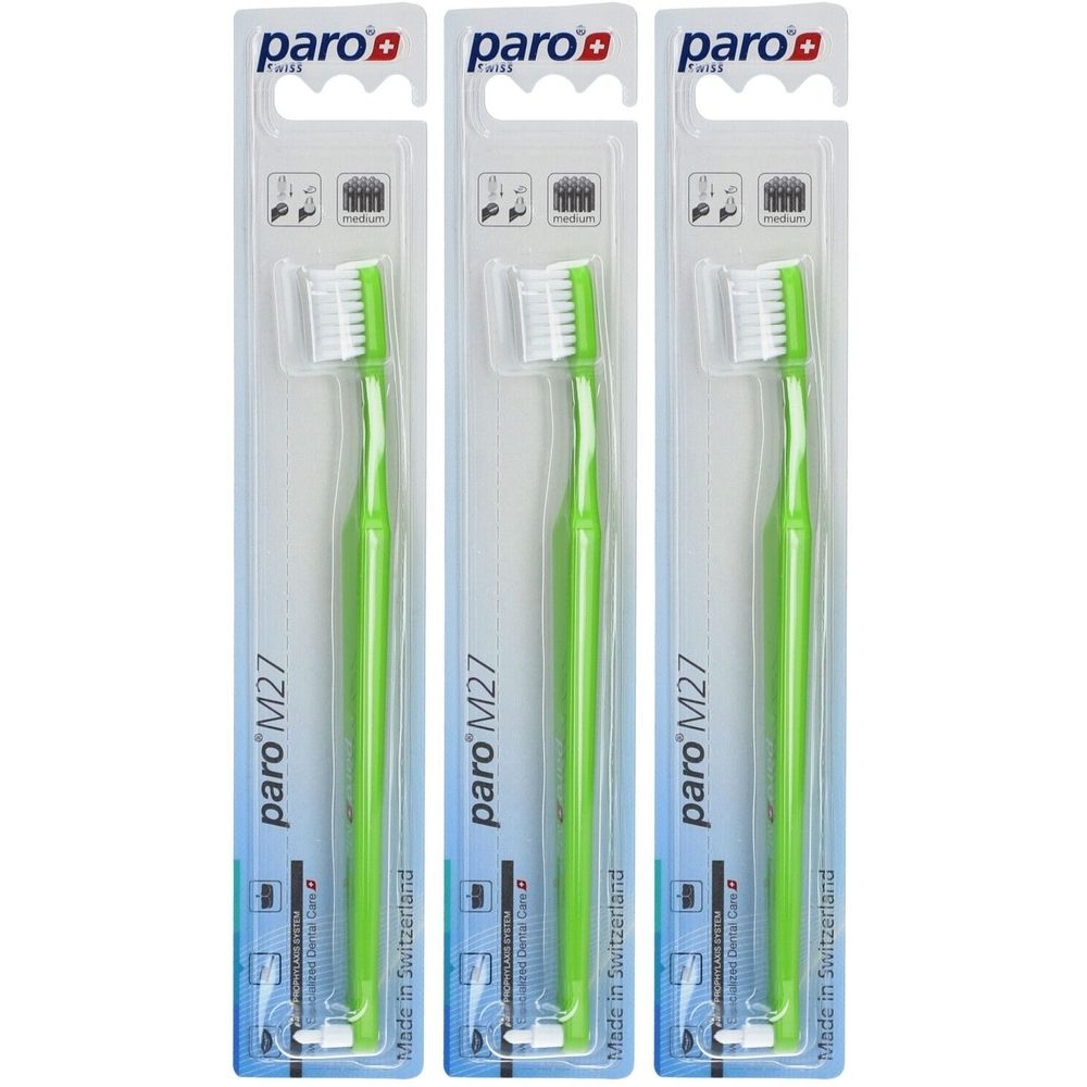 Drie verpakte tandenborstels. Groene handvatten, witte borstelharen. Merk: paro. Model M27. Gemaakt in Zwitserland.