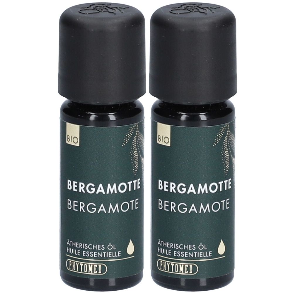 Twee flessen essentiële olie. Opschrift: Bergamot, BIO, PHYTOMED. Zwarte dop, groene etiketten.