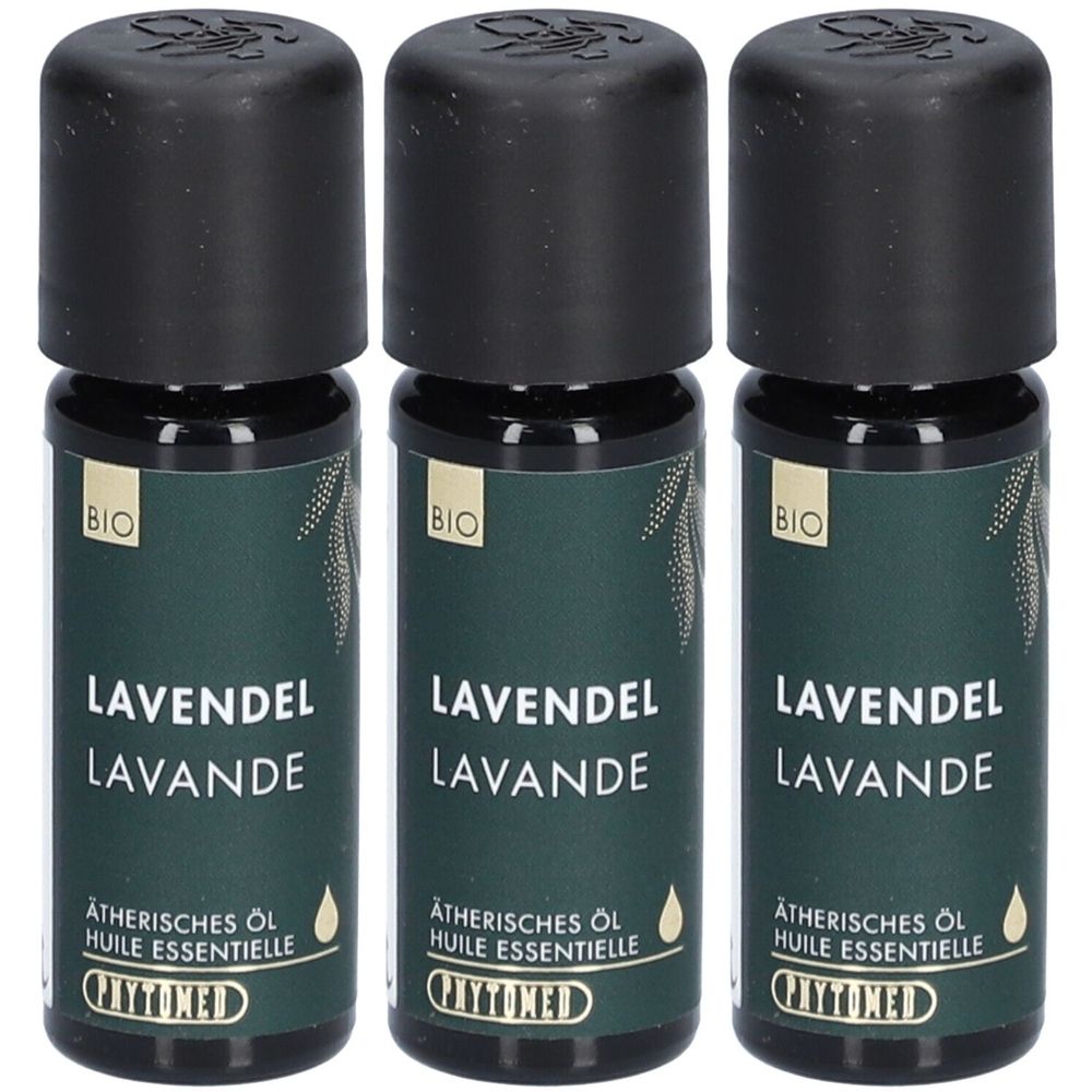 Drie flesjes lavendelolie met zwarte doppen. Opschrift: LAVENDEL, LAVANDE, Etherische olie, BIO-keurmerk, merk PHYTOMED.