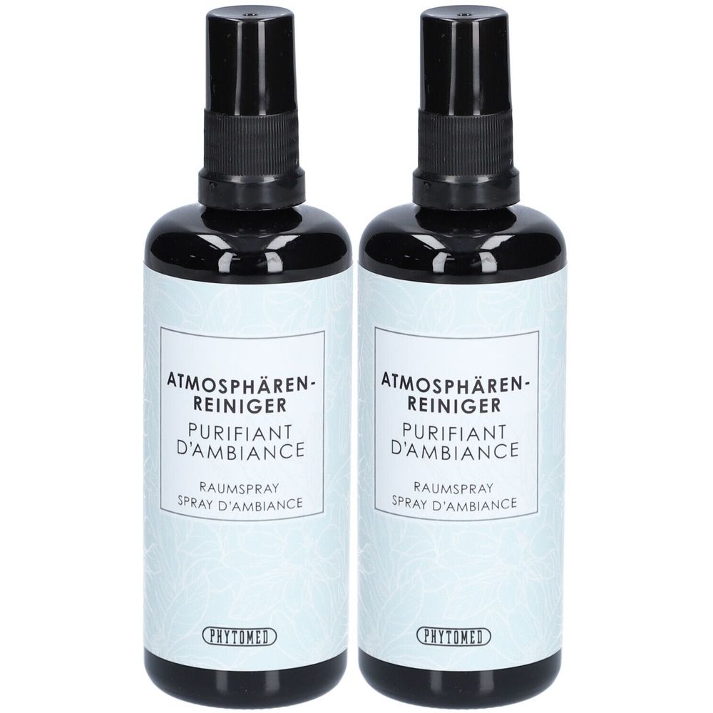 Twee zwarte spuitflessen met wit etiket. Opschrift: Atmosphärenreiniger, Purifiant d'Ambiance, Raumspray.