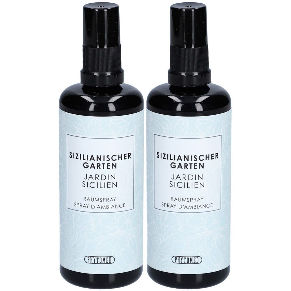 Deux flacons pulvérisateurs noirs avec étiquette blanche. Inscription : SIZILIANISCHER GARTEN, JARDIN SICILIEN, RAUMSPRAY, SPRAY D'AMBIANCE. Marque : PHYTOMED.