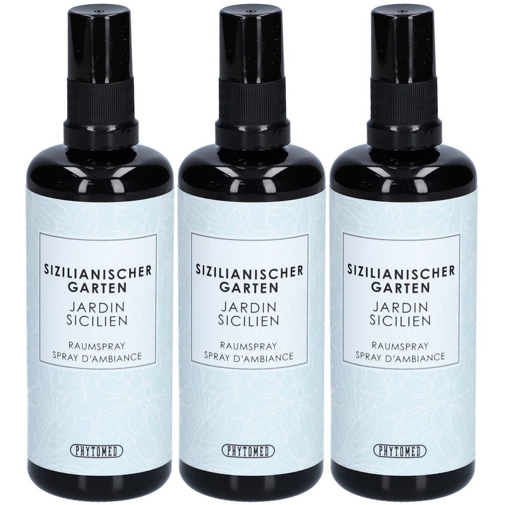 Trois flacons avec vaporisateur noir et étiquette bleu clair. Inscription : Sizilianischer Garten, Jardin Sicilien, Spray d'ambiance.