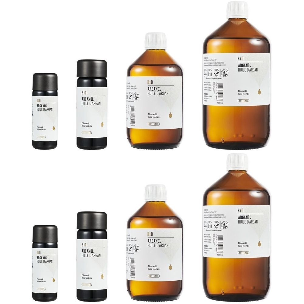 Plusieurs flacons de liquide brun. Inscription : BIO ARGANÖL HUILE D'ARGAN. Différentes tailles, étiquettes blanches, bouchons noirs.