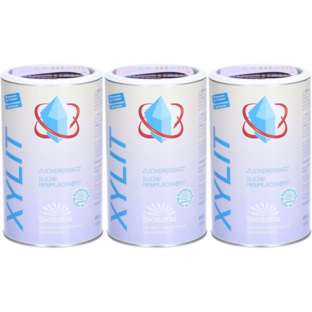 Drie blikken Xylit suikervervanger van Biosana, met blauw kristal logo en herkomstindicaties.