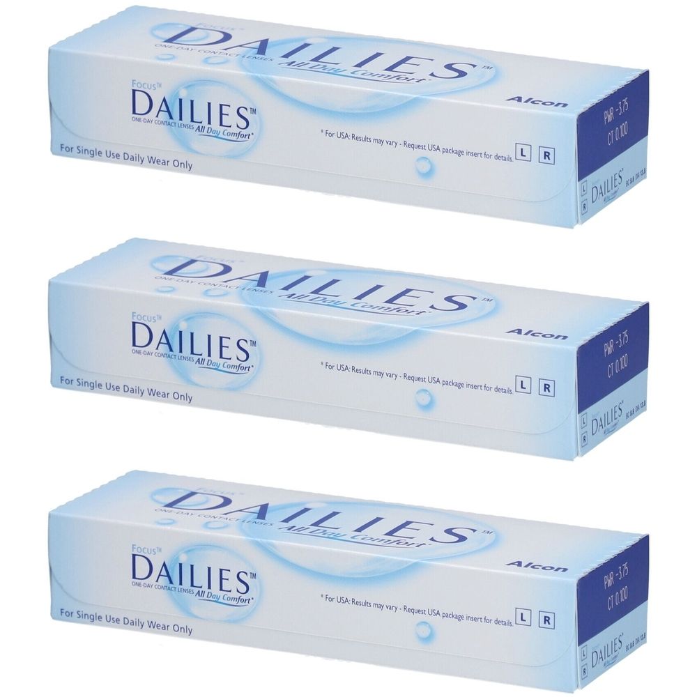 Trois boîtes de lentilles de contact FOCUS DAILIES All Day Comfort. Emballage bleu et blanc avec nom du produit et logo Alcon.